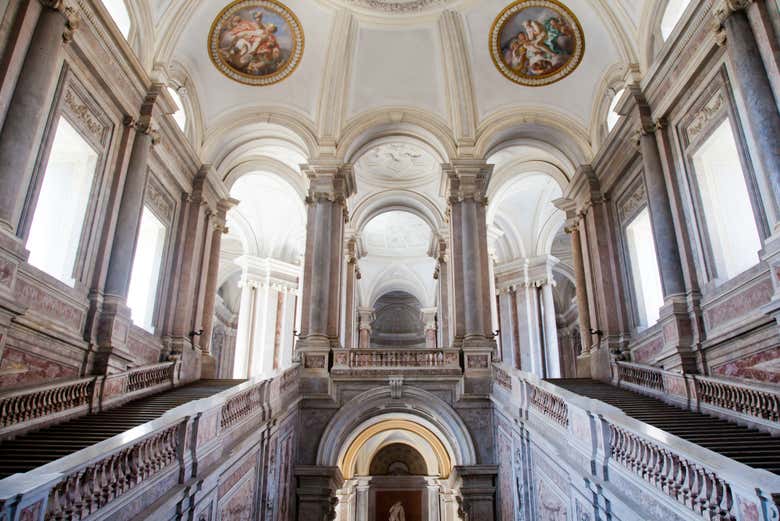 Ammirando l'interno dell'edificio