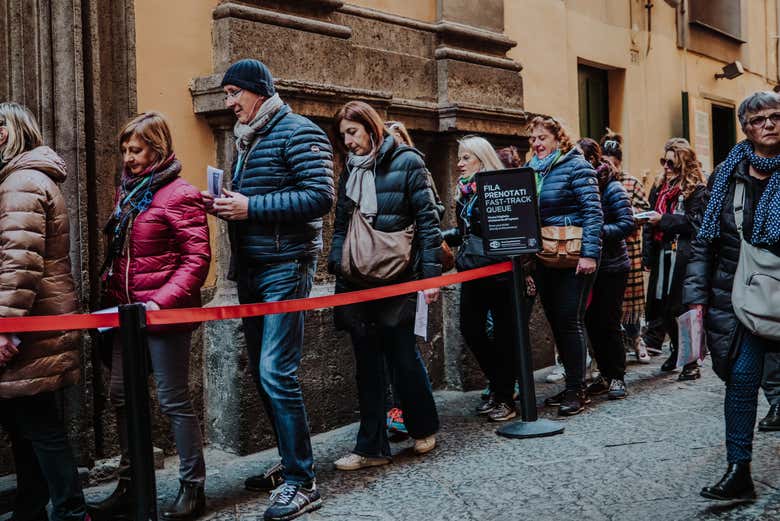 In fila per accedere alla Cappella Sansevero
