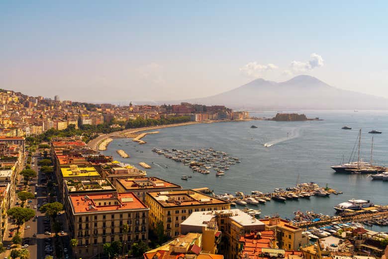 Panoramica del porto di Napoli con il Vesuvio sullo sfondo