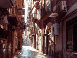 Strada tipica di Napoli