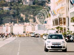 Taxi sul lungomare di Napoli