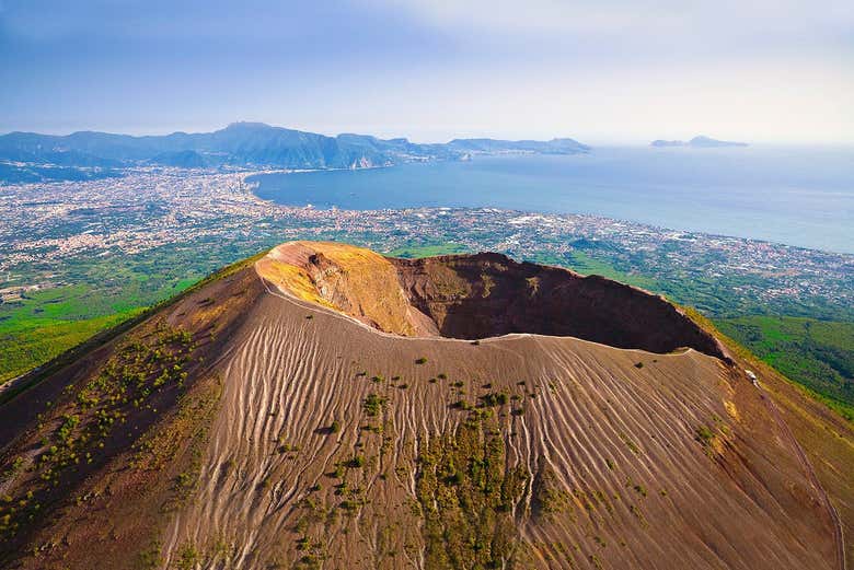 Il cratere del Vesuvio visto dall'alto