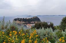Giro in gommone nel Golfo di Napoli con aperitivo al tramonto